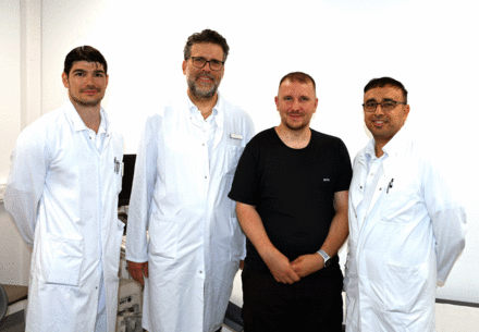Das Ärzteteam mit dem Patienten (v.l.): Nikolay Nikolov, Assistenzarzt, Dr. Christian Heinen, Henning H. und Tareq Abu-Zamzam