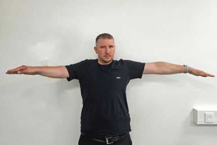 Henning H. demonstriert, wie eingeschränkt die Bewegung seines rechten Arms vor der OP war und wie gut er den Arm inzwischen wieder bewegen kann.