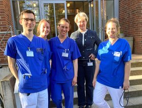 v.l.: Dr. Julius Kronisch, Dr. Annika Rieger, Dr. Dr. Lara Jablonowski, Prof. Dr. Pia Lebiedz und Sarah Funk v.l.: Dr. Julius Kronisch, Dr. Annika Rieger, Dr. Dr. Lara Jablonowski, Prof. Dr. Pia Lebiedz und Sarah Funk