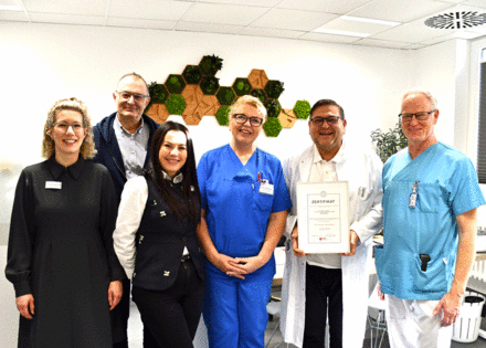 Ein hochprofessionelles, interdisziplinäres Team garantiert die optimale Behandlung: (v. l.) Christina Thünemann (Qualitätsmanagement), Matthias Brüggemann (ZNA/ZFD, stellv. Pflegedirektor), Simona Mercan (Klinische Pflegedienstleitung – Operative Klinik / ICU), Doris Herrmann (Stationsleitung IMC), Fadi Abdullah MD (Chefarzt Kardiologie/Angiologie), Winfried Feldhake (Leiter Herzkatheterlabor)