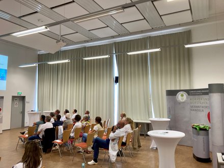 Hörsaal mit Besuchern