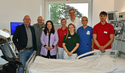 Bildunterschrift: Wichtige Versorgungslücke geschlossen: Ein interdisziplinäres Team betreut die neurologisch-neurochirurgische Frührehabilitation (v.l.): Pflegedirektor Michael Puncak, Michael Rolfes, Leitung Sozialdienst, Klinische Pflegedienstleitung Simona Mercan, Physiotherapeutin Marion Tworuschka, Logopädin Nina Garber, Chefarzt Dr. Christoph Dohm, Stationsleitung Doris Herrmann und Physiotherapeut Julian Knuth.