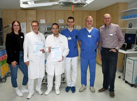 Im Schockraum erhalten schwerstverletzte Patientinnen und Patienten kompetente Hilfe (v.l.): Katharina Haverkamp, Qualitätsmanagement, Dr. Holger Bode, Chefarzt der Unfallchirurgie und Orthopädie, Oberarzt Dr. med. Assiad Ramadhan, Julius Kronisch, Oberarzt Klinische Akut- und Notfallmedizin, Dr. Cornelis Veraart, Chefarzt Klinische Akut- und Notfallmedizin, und Matthias Brüggemann, Zentrale Notfallaufnahme/Zentrale Funktionsdienste (ZNA/ZFD)