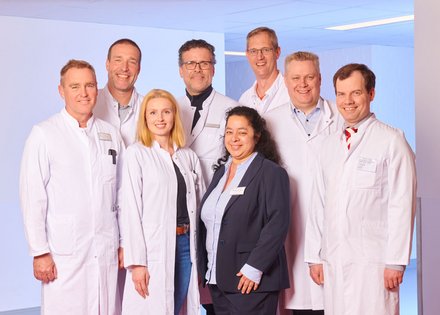 Das interdisziplinäre Team des Neuro-Zentrums: (v.l.) Dr. Olaf Hagemann, Chefarzt Anästhesie und Intensivmedizin, Thomas Schmidt, Ltd. Neurochirurg und Zentrumssprecher, Koordinatorin Lea Reuter, Dr. Christian Heinen, Ltd. Neurochirurg, Manoshi Pakrasi, Chefärztin Psychiatrie und Psychotherapie, Dr. Christoph Dohm, Chefarzt Neurologie, Dr. Bert Mierke, Chefarzt Anästhesie und Dr. Asmus Wulff, Chefarzt Diagnostische und Interventionelle Radiologie.