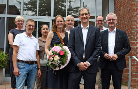 Herzliche Begrüßung des neuen Chefarztes der Quakenbrücker Neurologie (v.l.): Anke Markus, Dr. Holger Bode, Manoshi Pakrasi, Dr. Andrea Dohm, Manfred Janknecht, Dr. Christoph Dohm, Michael Puncak und Matthias Bitter.