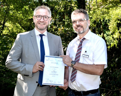 Matthias Bitter und Dr. Christoph Reuter mit dem Zertifikat Hernienzentrum