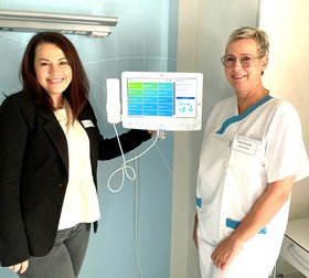 Herzstück des neuen digitalen Aufgabenmanagements ist die App auf dem Bedside-Terminal, über die Patientinnen und Patienten mit den Pflegekräften kommunizieren. (v.l. Simona Mercan und Heike Schwarte)