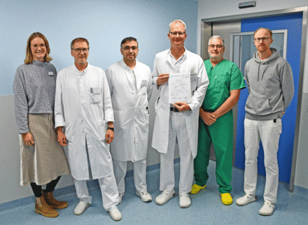 Freude über die Rezertifizierung des Endoprothetikzentrums der Maximalversorgung: (v.l.): Katharina Haverkamp, Qualitätsmanagement, Dr. Holger Bode, Chefarzt der Unfallchirurgie/Orthopädie, Oberarzt Tareq Abu ZamZam, Zentrumsleiter Patrick Klauke, Leitender Arzt Orthopädie und Endoprothetik Klaus Gesang und Leitender Oberarzt Sven Meyer)
